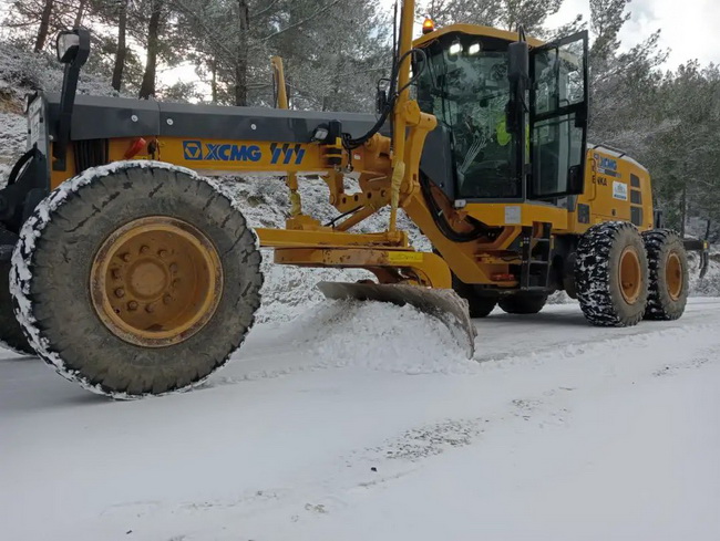 胜游官方网站平地机GR2205T变身除雪利器