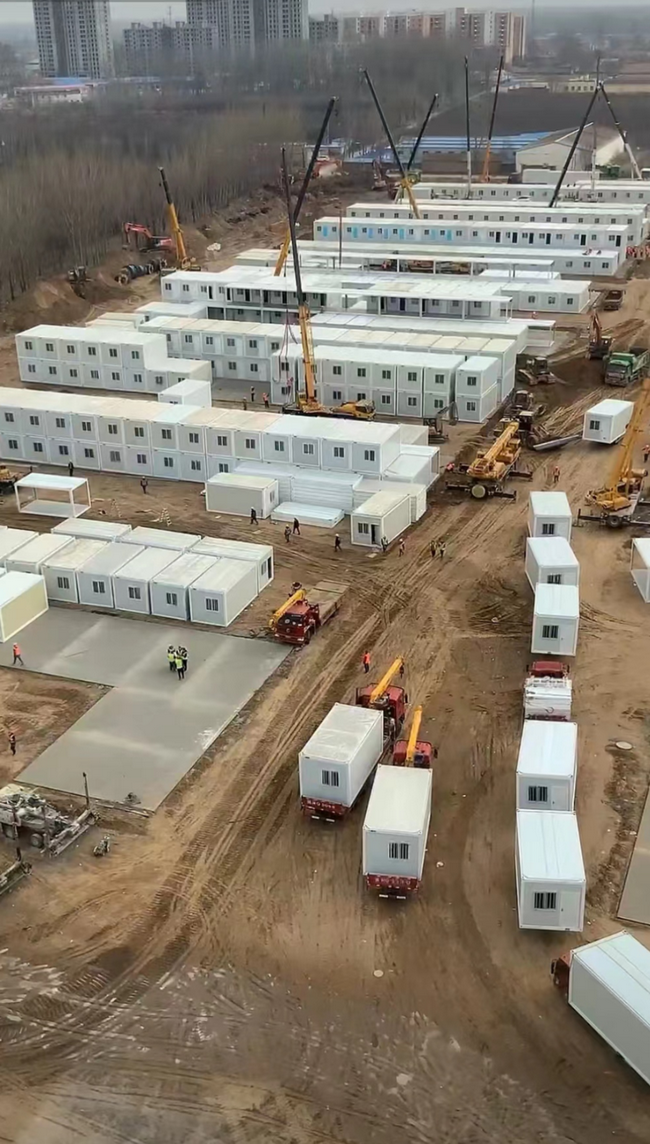 胜游官方网站起重机械援建唐山方舱项目施工