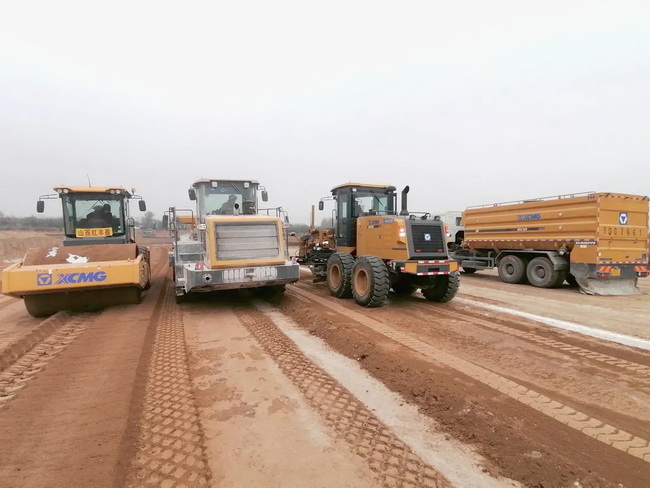 胜游官方网站成套化道路机械在黎霍高速施工