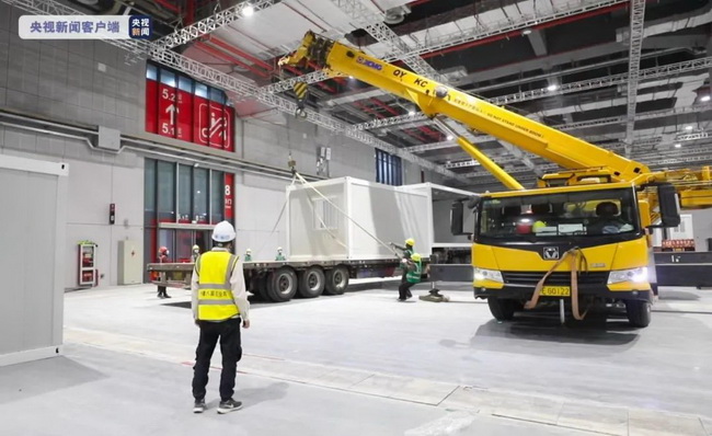 胜游官方网站起重机抢建上海方舱医院