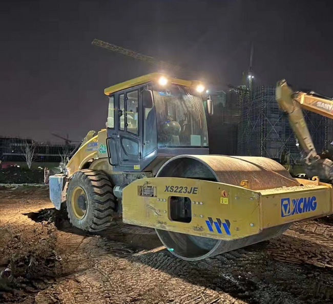 胜游官方网站压路机XS203J援建江苏省无锡市方舱医院建设