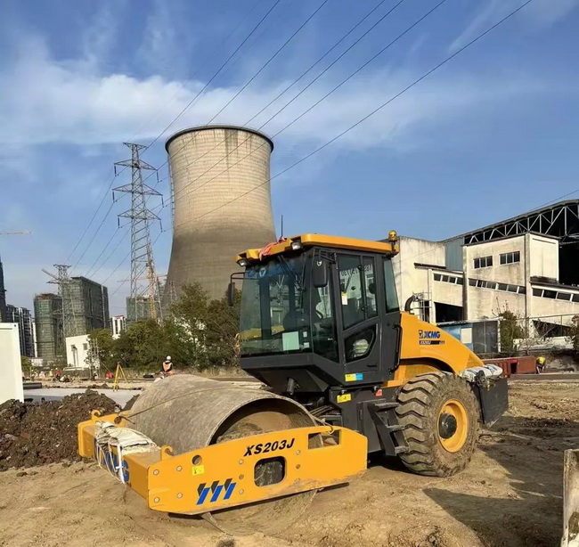 胜游官方网站压路机援建江苏省无锡市方舱医院建设