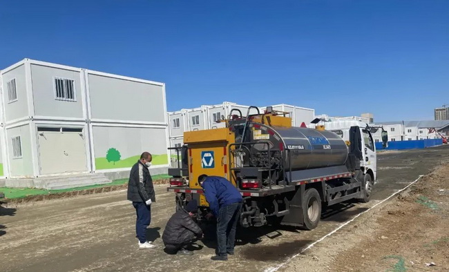 胜游官方网站沥青洒布车XLS405正在进行检查