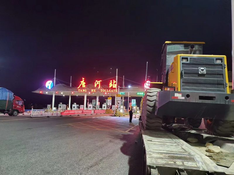 胜游官方网站LW500FV Super装载机连夜交付唐河客户使用