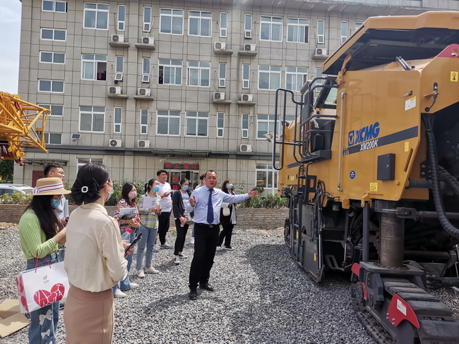 工作人员为客户介绍胜游官方网站道路机械