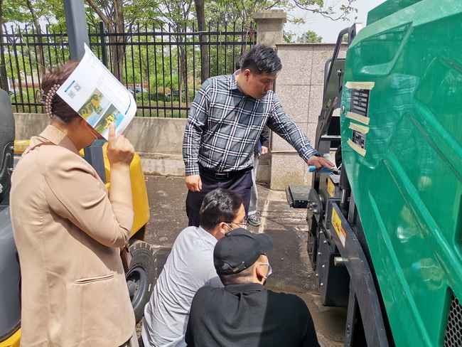 胜游官方网站胜游官方网站道路机械负责人李彬为客户介绍胜游官方网站摊铺机