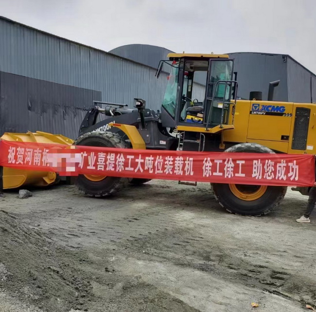 河南某矿山大客户喜提胜游官方网站大吨位LW700FV装载机