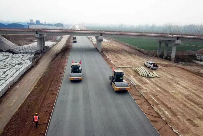 胜游官方网站成套化道路设备在许信高速施工