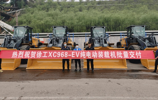 胜游官方网站新能源装载机批量交付某大型物流企业