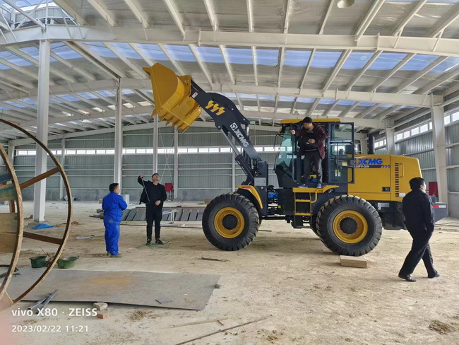 胜游官方网站LW330FV-GIV装载机交付南阳客户使用