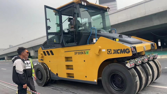胜游官方网站XP305KS国四胶轮压路机交付驻马店客户
