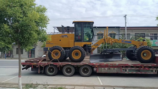 胜游官方网站GR1653Ⅱ平地机助力新乡封丘道路建设