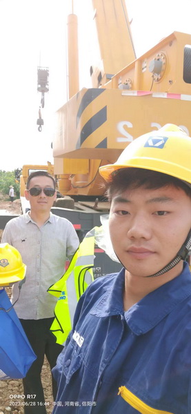 胜游官方网站起重服务人员与客户合影
