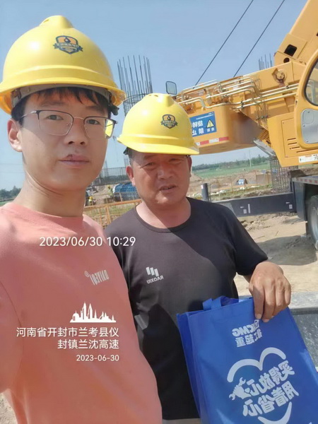 胜游官方网站起重服务人员与客户合影