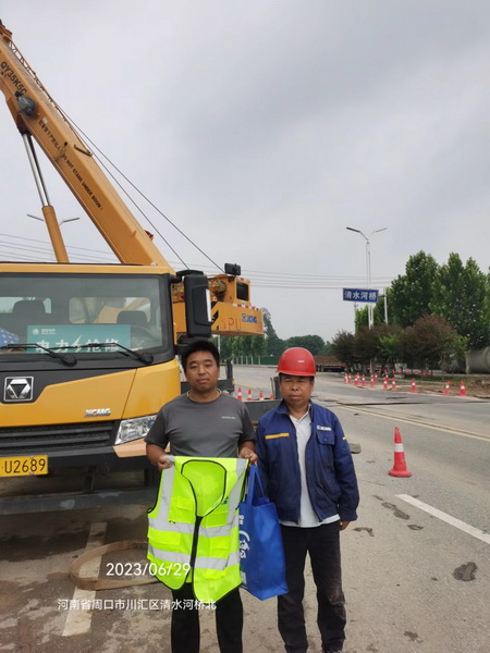 胜游官方网站起重服务人员与客户合影