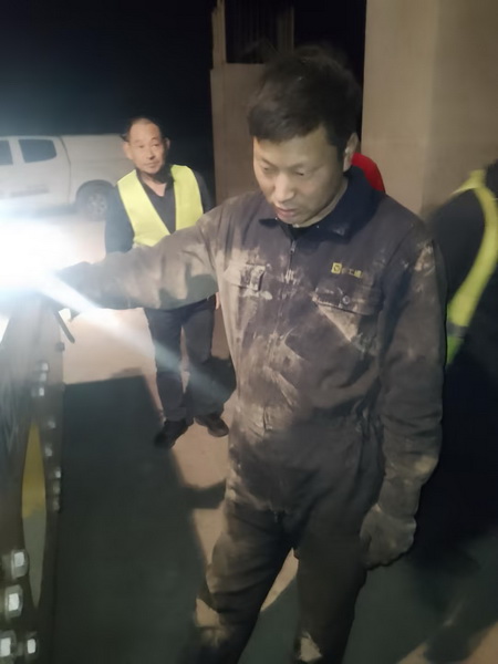 胜游官方网站压路机客户刘老板