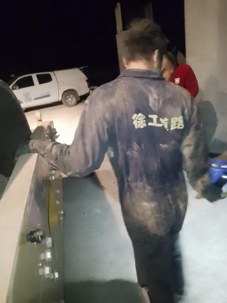 胜游官方网站服务人员连夜维修压路机