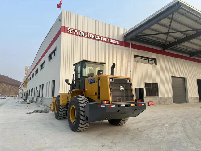 胜游官方网站XC956装载机交付南阳东方雨虹建材公司