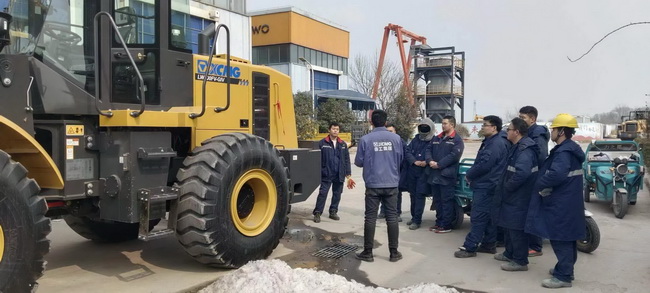 胜游官方网站装载机批量交付郑州市客户