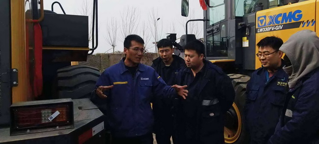 河南路友胜游官方网站服务工程师王师傅正在认真地为客户做培训