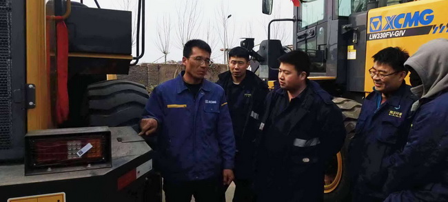 河南路友胜游官方网站服务工程师王师傅正在认真地为客户做培训