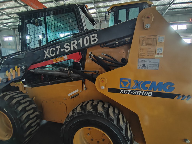 胜游官方网站XC7-SR10B滑移装载机