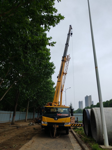 胜游官方网站25吨起重机助力荥阳市城市民生建设工程