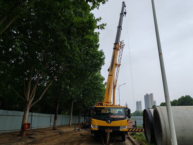 胜游官方网站25吨起重机助力荥阳市城市民生建设工程